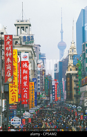 China - Jiangsu - Shanghai - Nanjing Donglu or Nankin road, the main shopping street. Stock Photo