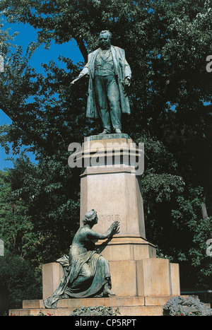 Lombardia - Milano - Piazza Cavour, a monument to Camillo Benso Conte di Cavour. Stock Photo