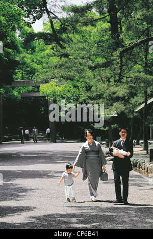 Japan - Central Honshu - Nagoya. Family walking in the garden of Atsuta-Jingu shrine '. Stock Photo