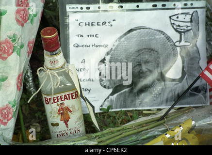 A message left for the Queen Mother on The Mall in London,as her funeral took place Stock Photo