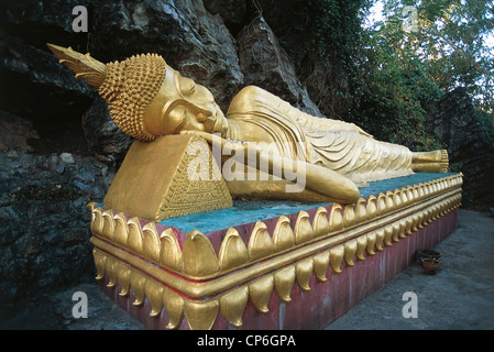 Laos - Louangphrabang (Luang-Prabang), sacred hill Phu Si (Phousi). Statue of the Reclining Buddha Stock Photo