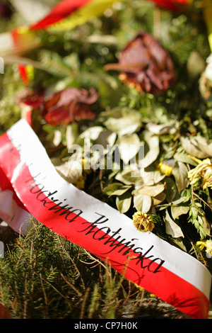 Wreath on memorial to 22,000 Polish officers massacred at Katyn by Russia's NKVD during World War 2, Wroclaw (Breslau), Poland. Stock Photo