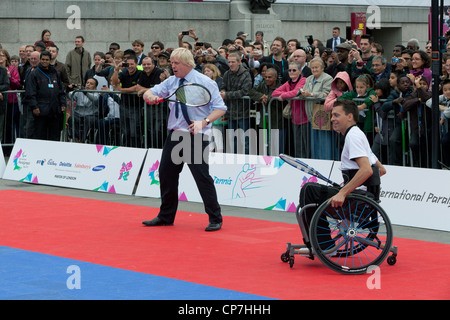 Mayor of London Boris Johnson plays cricket with local Mumbai school ...