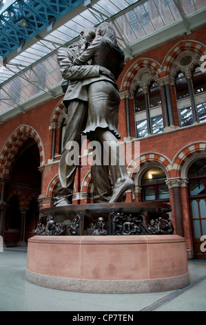 The Meeting Place, statue, St. Pancras Station, London by Paul Day Stock Photo