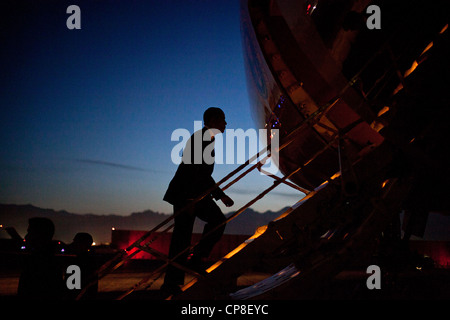 US President Barack Obama boards Air Force One at sunrise from Bagram Air Field May 1, 2012 in Bagram, Afghanistan. Obama arrived in Afghanistan on a surprise visit to sign an agreement with the Afghan government on the draw down of US Forces. Stock Photo