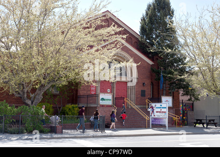 Children's Museum of Northern Nevada, family approaching entrance. Stock Photo
