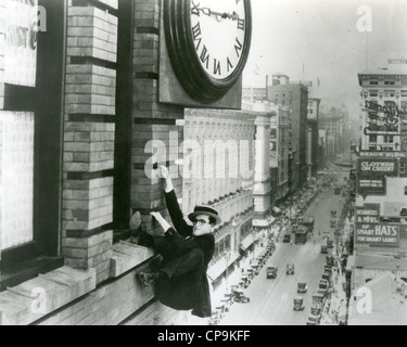 HAROLD LLOYD (1893-1971) US film actor and producer in his 1923 film Safety Last ! Stock Photo