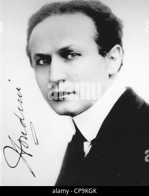 HARRY HOUDINI (1874-1926) Hungarian-American escapologist Stock Photo