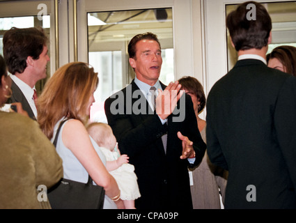 Actor Arnold Schwarzenegger jokes with his in-laws at the dedication of the Peace Corps headquarters September 15, 1998 in Washington, DC. Stock Photo