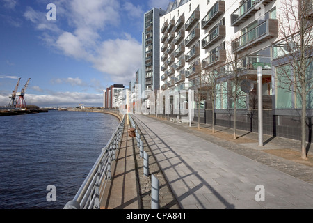 New build houses and apartments at the side of the River Clyde, constructed on the site of an old shipyard, Partick, Glasgow, Stock Photo