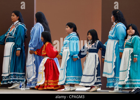 USA, North Carolina, Cherokee. Choctaw Indians women and girls performing a social dance during Southeast Tribes Festival. Stock Photo