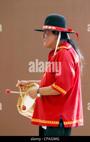 USA, North Carolina, Cherokee. Choctaw Indian drummer on stage during the annual Southeast Tribes Festival. Stock Photo