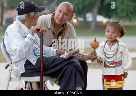 USA, North Carolina, Cherokee. A Cherokee man, member of the Warriors of AniKituhwa group, accompanied by his son Stock Photo