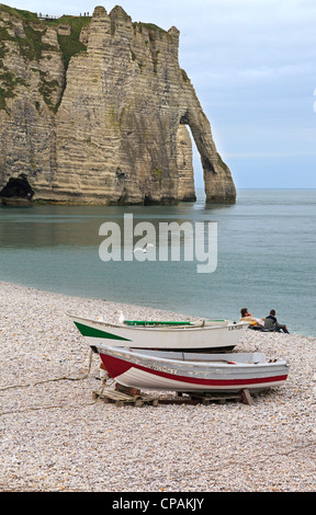 Boats on the beach of Etretat in Normandy Stock Photo - Alamy