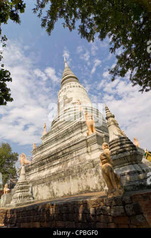 Vertical view of the main stupa at Wat Phnom, aka Temple of the Mountains or Mountain Pagoda, a Buddhist temple in central Phnom Penh, Cambodia Stock Photo