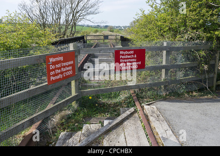 Anglesey Central Railway disused line from Gaerwen to Amlwch is due to reopen by end of 2012 with 'do not trespass' warning sign Stock Photo