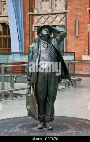 Bronze statue of Sir John Betjeman (Martin Jennings 2007) at grade 1 listed St Pancras International station London England Stock Photo