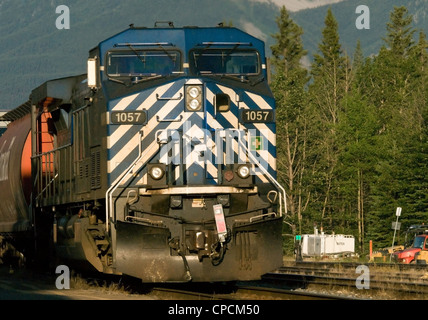 https://l450v.alamy.com/450v/cpcm50/an-hatx-lease-locomotive-pulling-a-canadian-pacific-train-through-cpcm50.jpg