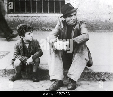 THE BICYCLE THIEF 1948 ENIC film with Lamberto Maggiorani as Antonio and Enzo Stailoa as his son Bruno Stock Photo