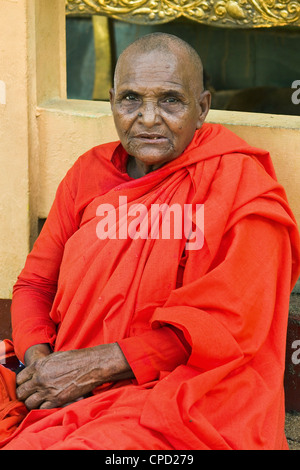 Buddhist nun at the Sivam Kovil shrine in this sacred multi faith pilgrimage town, Kataragama, Uva Province, Sri Lanka, Asia Stock Photo