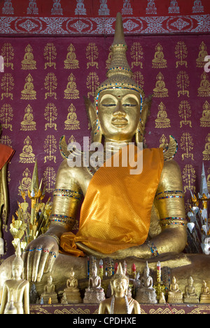 Buddha statue in the main temple, Wat Saen, Luang Prabang, Laos, Indochina, Southeast Asia, Asia Stock Photo