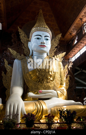Seated Buddha, Nga Htat Gyi Pagoda, Yangon (Rangoon), Myanmar (Burma), Asia Stock Photo