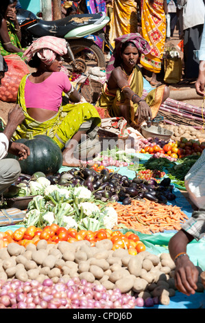 Mali tribeswomen selling vegetables at weekly market, Rayagader, Orissa, India, Asia Stock Photo