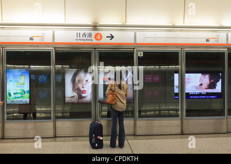 Waiting for a train, Mass Transit Railway (MTR), Hong Kong, China, Asia Stock Photo