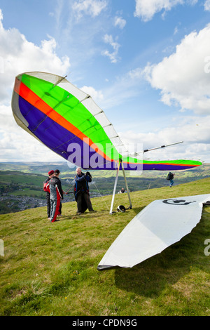 Hang glider pilot on a hillside preparing to take off. Hang gliding at Bradwell Edge, Derbyshire, Peak District, England, UK Stock Photo