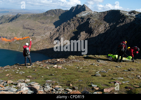 Aberglaslyn Mountain Rescue team requesting RAF helicopter assistance in Snowdonia Stock Photo
