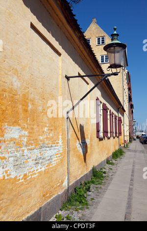 Historic building along the street 'Oven Gaden Neden Vandet' in the cosy Christianshavn neighbourhood of Copenhagen, Denmark Stock Photo