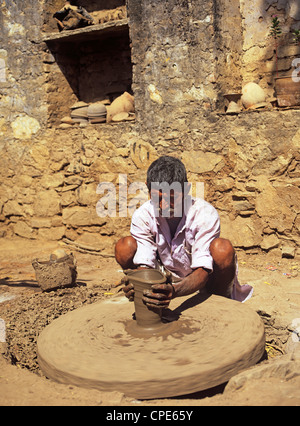 The village potter at work making water pots in Nimaj, Rajasthan, India, Asia Stock Photo
