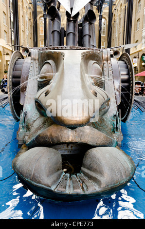 'The Navigators' bronze sculpture by David Kemp in Hay's Galleria Arcade, South Bank, Southwark, London, England Stock Photo