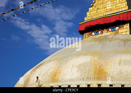 Man praying in front of the dome of Boudha (Bodhnath) (Boudhanath) stupa, Kathmandu, UNESCO World Heritage Site, Nepal, Asia Stock Photo