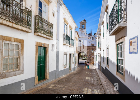 Street in the Old Town (Cidade Velha or Vila Adentro) looking towards the Arco da Vila (town gate), Faro, Algarve, Portugal Stock Photo