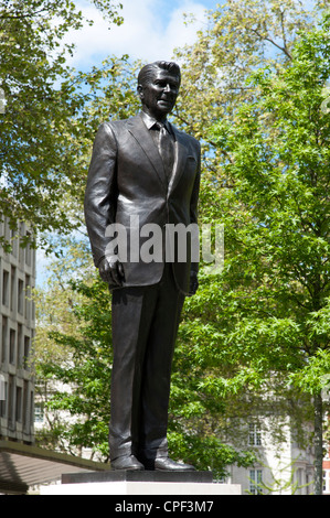 Bronze statue of President Ronald Reagan outside the American Embassy in Grosevenor Square, London, England, UK Stock Photo