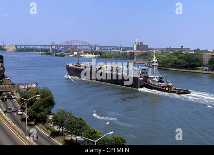 [Immagine: new-york-city-tugboat-and-oil-barge-on-t...cpfmfn.jpg]