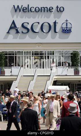 Elegantly dressed people at horse races, Ascot, UK Stock Photo