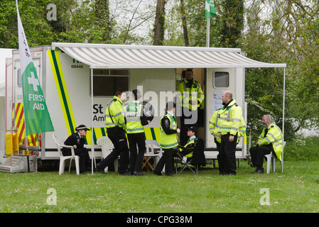 A group of St John's Ambulance men and women sitting outside a first aid station. Stock Photo