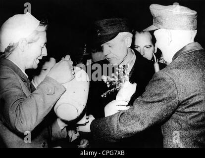 post war period, repatriates, Germany, returned prisoner of war are tended by the Red Cross, camp Friedland, 1955, Additional-Rights-Clearences-Not Available Stock Photo