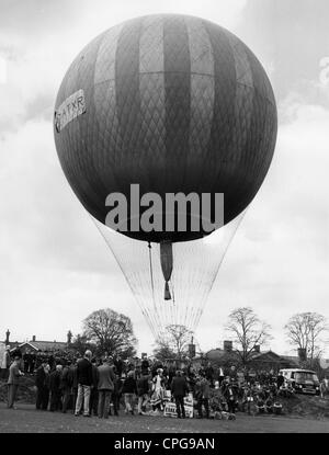 transport / transportation, aviation, hot-air balloon shortly before liftoff, Farnborough, 8.5.1969, Additional-Rights-Clearences-Not Available Stock Photo