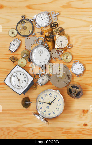 Pile old parts mechanical clocks hi-res stock photography and images - Alamy