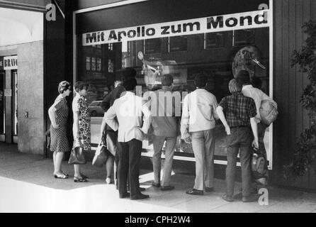 astronautics, missions, Apollo 11, launch, people watching the launch on a TV in a display window, Hamburg, 16.7.1969, 'Mit Apollo zum Mond' (With Apollo to the Moon), Additional-Rights-Clearences-Not Available