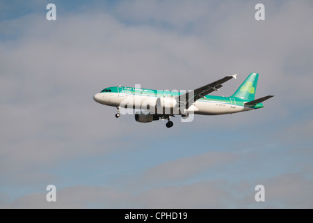 An Aer Lingus Airbus A320-214 about to land at Heathrow Airport, London, UK. Stock Photo