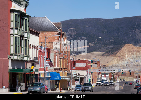E. Park in business district of Butte, Montana, with the Berkeley open pit mine and a range of the Rocky Mountains. Stock Photo