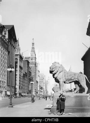 Lion statue in front of the Art Academy in Chicago, 1927 Stock Photo
