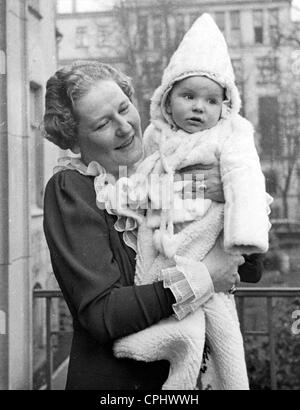 Emmy Goering with daughter Edda, 1939 Stock Photo