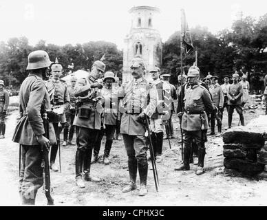 Kaiser Wilhelm II decorates soldiers, 1917 Stock Photo