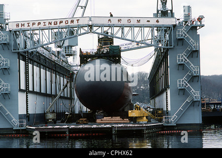 The Los Angeles-class nuclear powered fast attack submarine USS Miami (SSN 755) in dry dock during a routine hull inspection March 16, 1994 in Groton, CT. Stock Photo