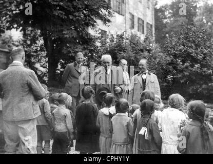 Paul von Hindenburg with children in Dietramszell Stock Photo